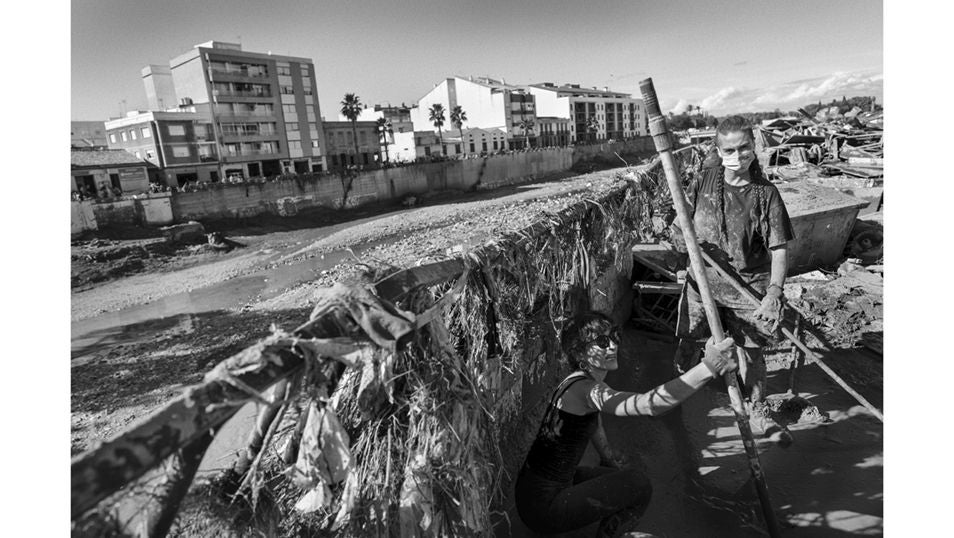 Dos voluntarias, durante las labores de limpieza y desescombro en Paiporta