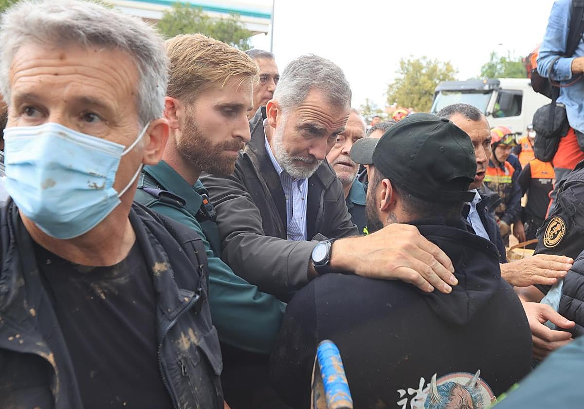 El Rey consolando a uno de los vecinos de Paiporta este domingo