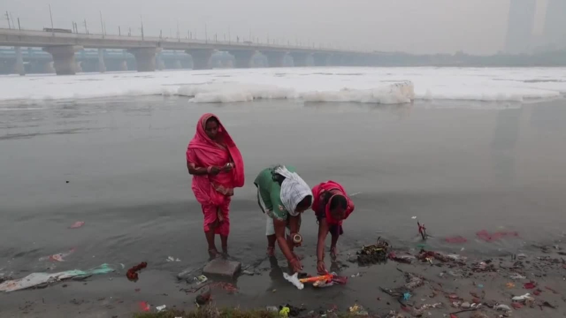 Alarmantes niveles de contaminación en el agua y el aire de Nueva Delhi
