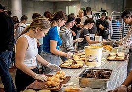 En la cocina de la ONG del chef José Andrés para los afectados por la DANA de Valencia: 300 voluntarios y más de 33.000 raciones en un día