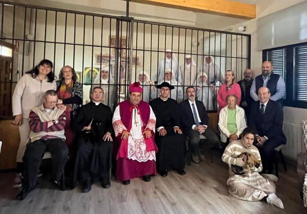 El obispo sedevacantista Da Silva junto a grupo de fieles. Tras la reja, en la clasura, siete de las religiosas excomulgadas