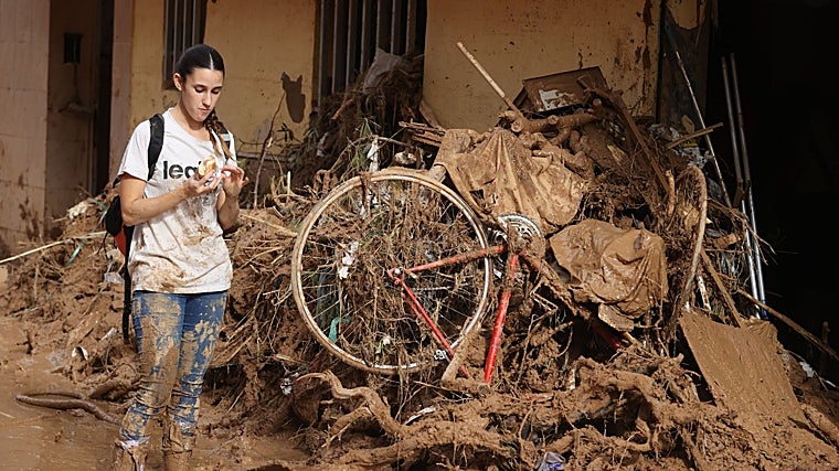 Una voluntaria aprovecha un descanso en Masanasa