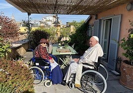 El papa Francisco acudió este martes por sorpresa a visitar a la histórica líder del Partido Radical italiano Emma Bonino en su casa del centro de Roma, donde se recupera tras haber salido del hospital por un problema cardiorrespiratorio