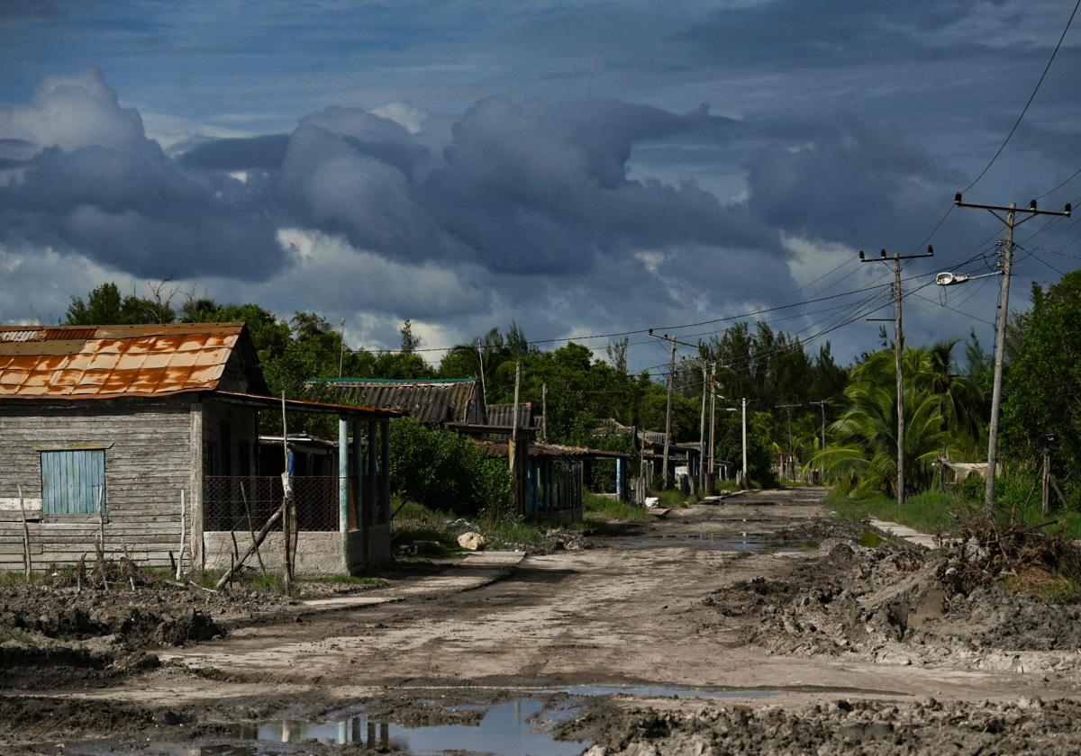 Una calle vacía en La Habana tras la evacuación antes de la llegada del huracán Rafael
