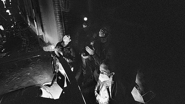 Paiporta, Valencia - 5 Noviembre 2024: La familia de Fran Mas Sanchis regresa a su casa desde la casa de un familiar por las calles de Paiporta cuando se cruzan con un grupo de voluntarios que les ofrecen bienes básicos de primera necesidad y comida.