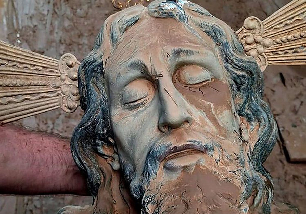 Cristo afectado por las inundaciones en Paiporta, en la parroquia de San Jorge