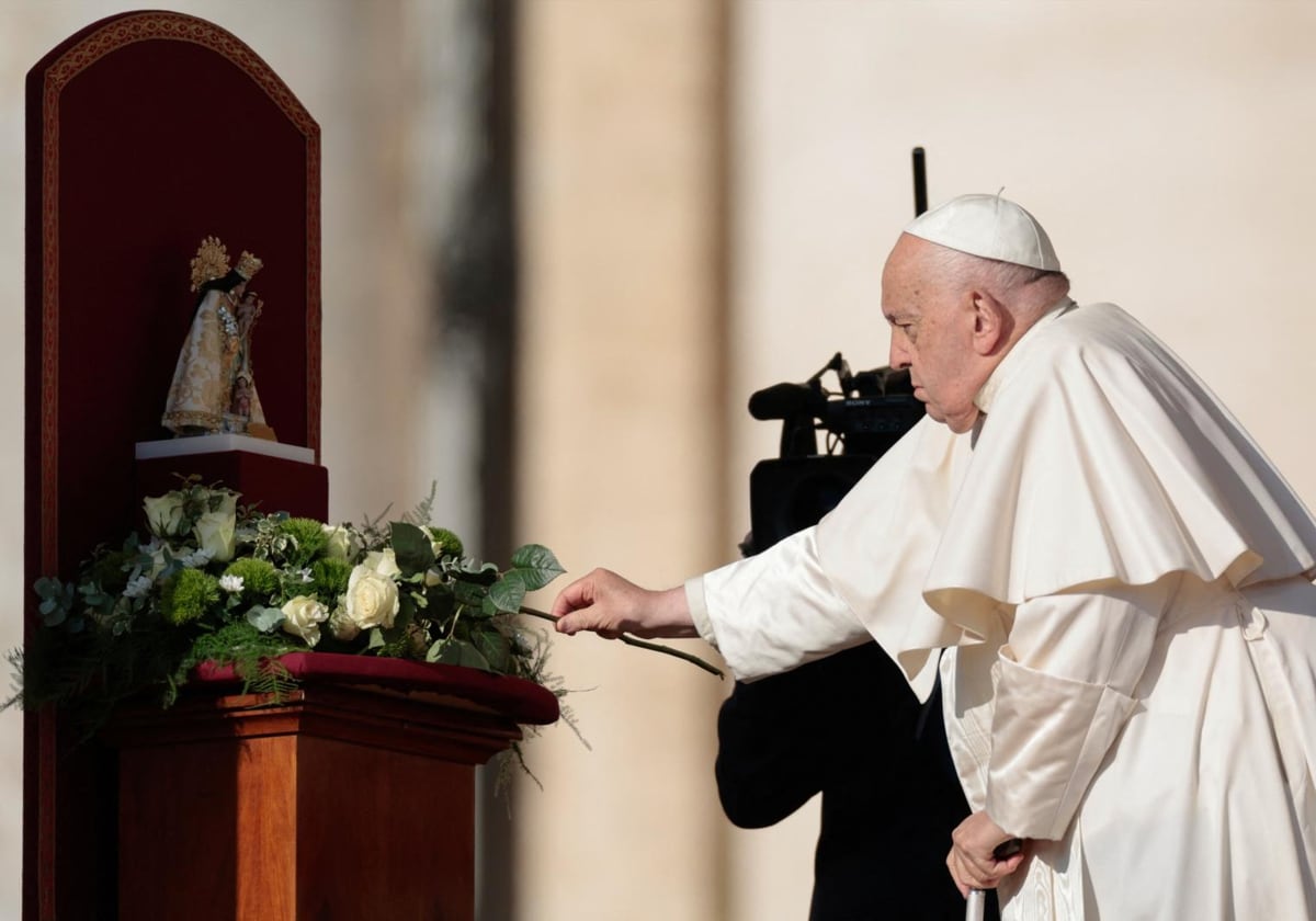 El Papa deposita una rosa blanca a los pies de la Virgen de los Desamparados