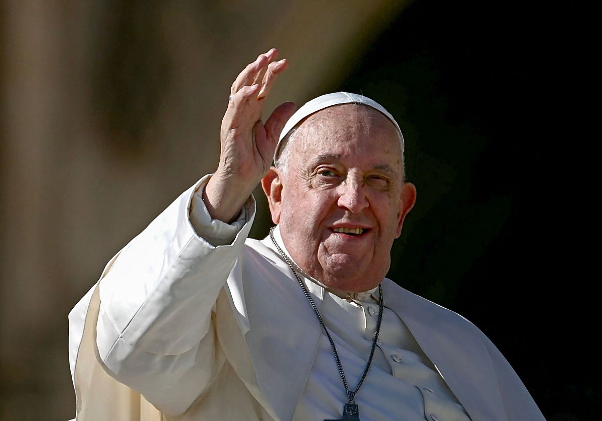 El Papa Francisco saluda a los peregrinos tras la audiencia general semanal en la plaza de San Pedro del Vaticano