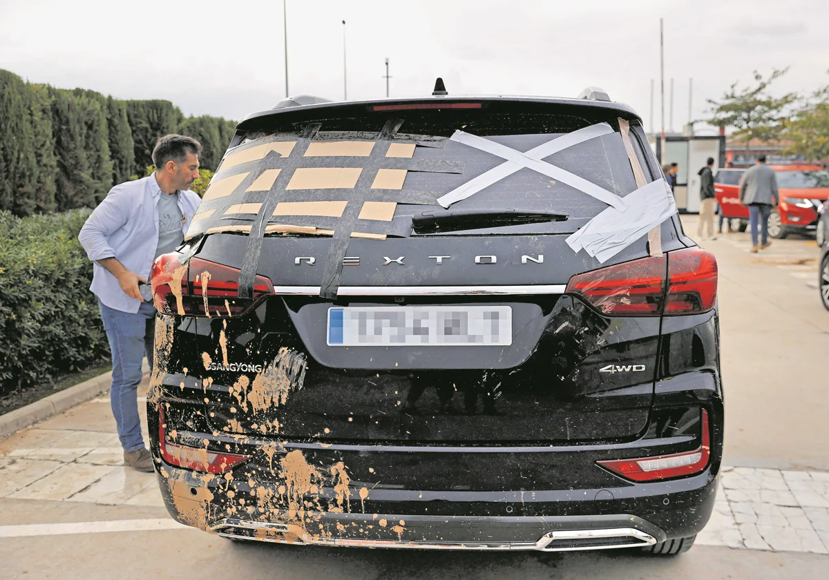 Uno de los coches de Pedro Sánchez dañados el pasado domingo en Paiporta (Valencia)