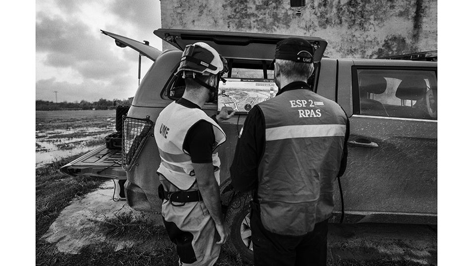 Un equipo de la UME realiza labores de búsqueda de desaparecidos con un dron