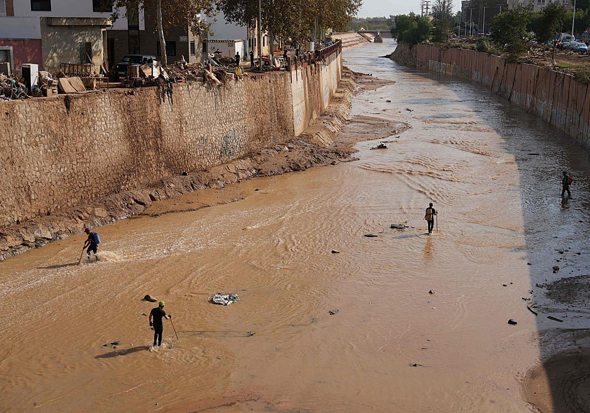 Agentes de la Guardia Civil, en el barranco del Poyo a la altura de Catarroja