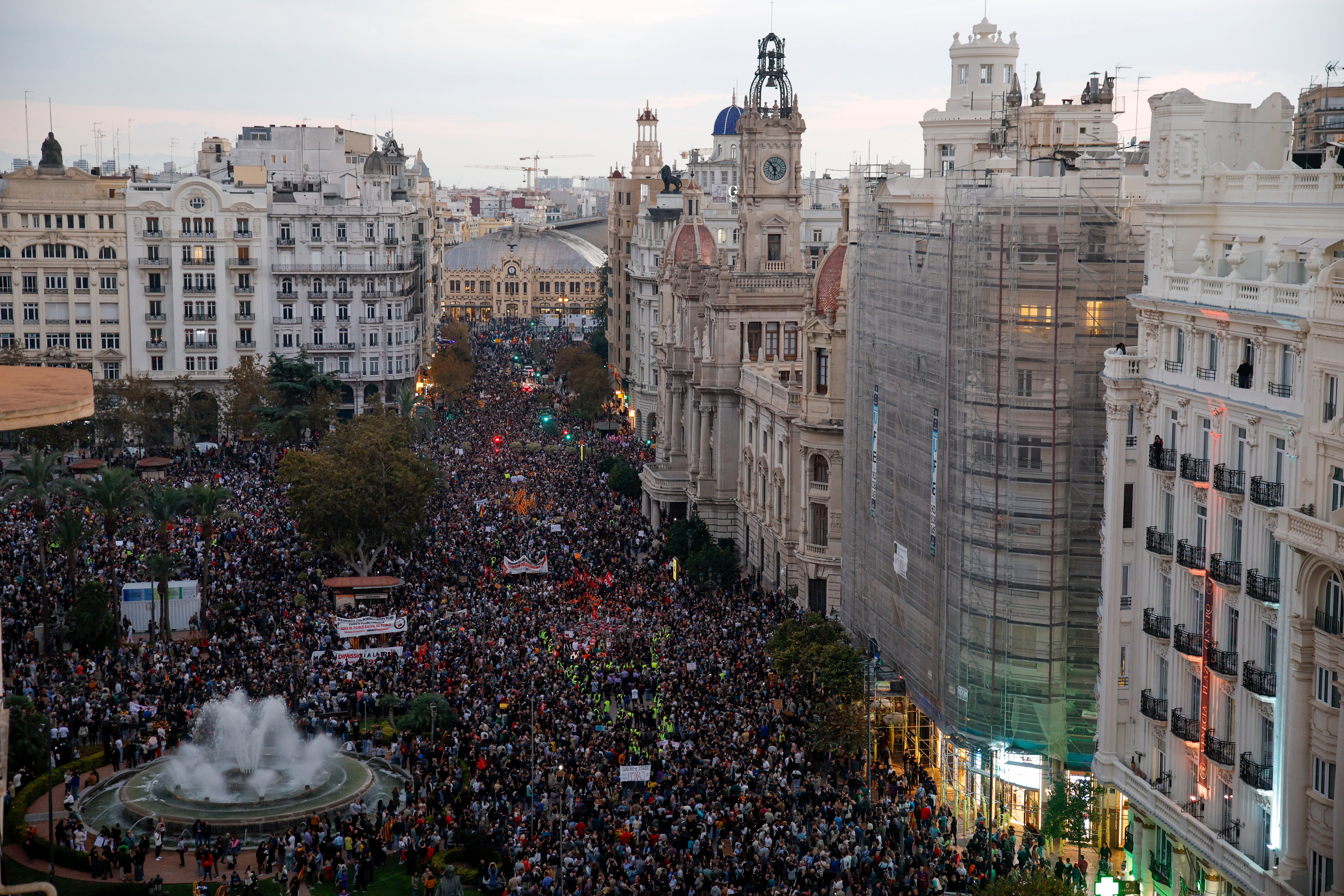 Los valencianos salen a las calles para protestar contra la gestión de la DANA, en imágenes