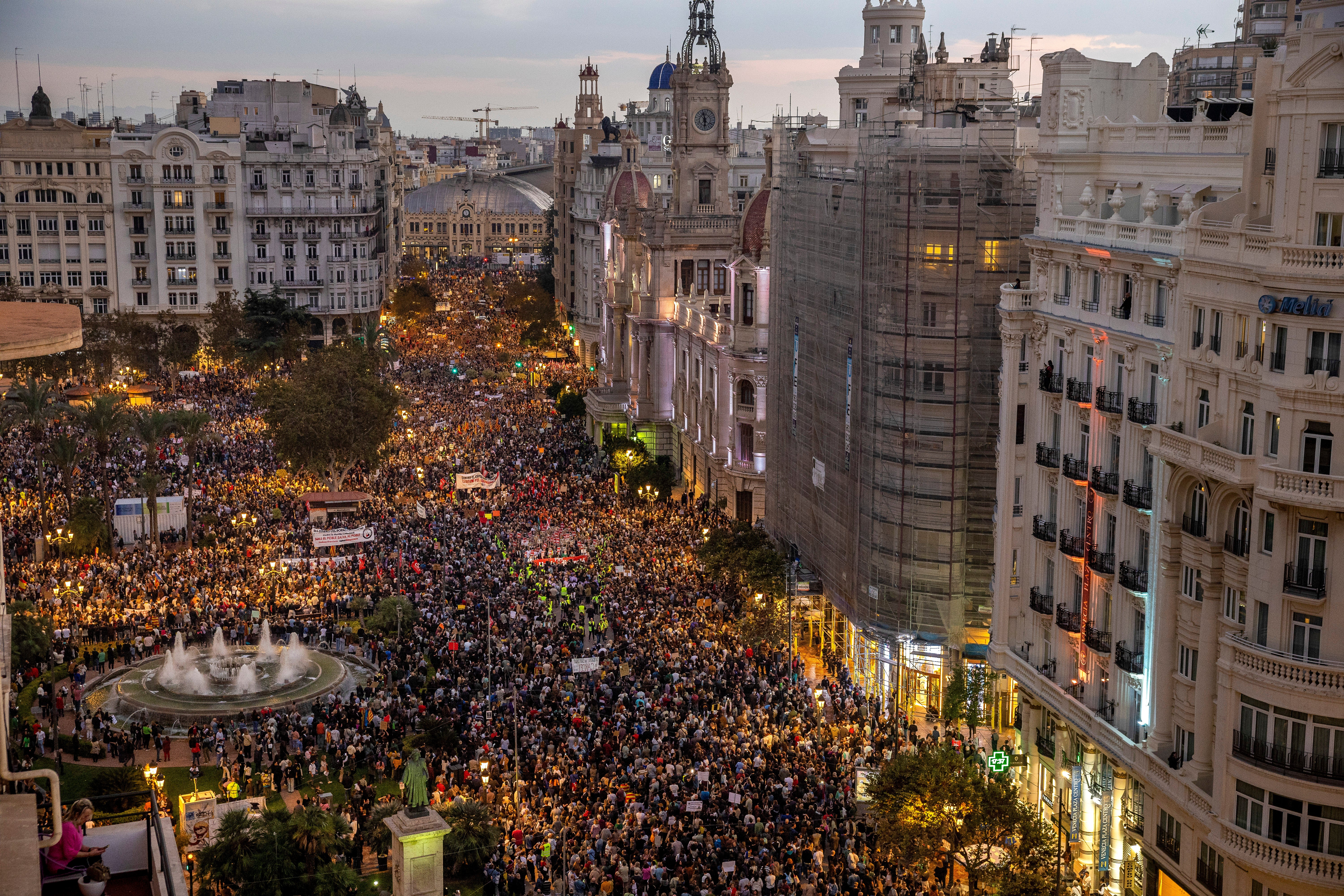 Los valencianos salen a las calles para protestar contra la gestión de la DANA, en imágenes
