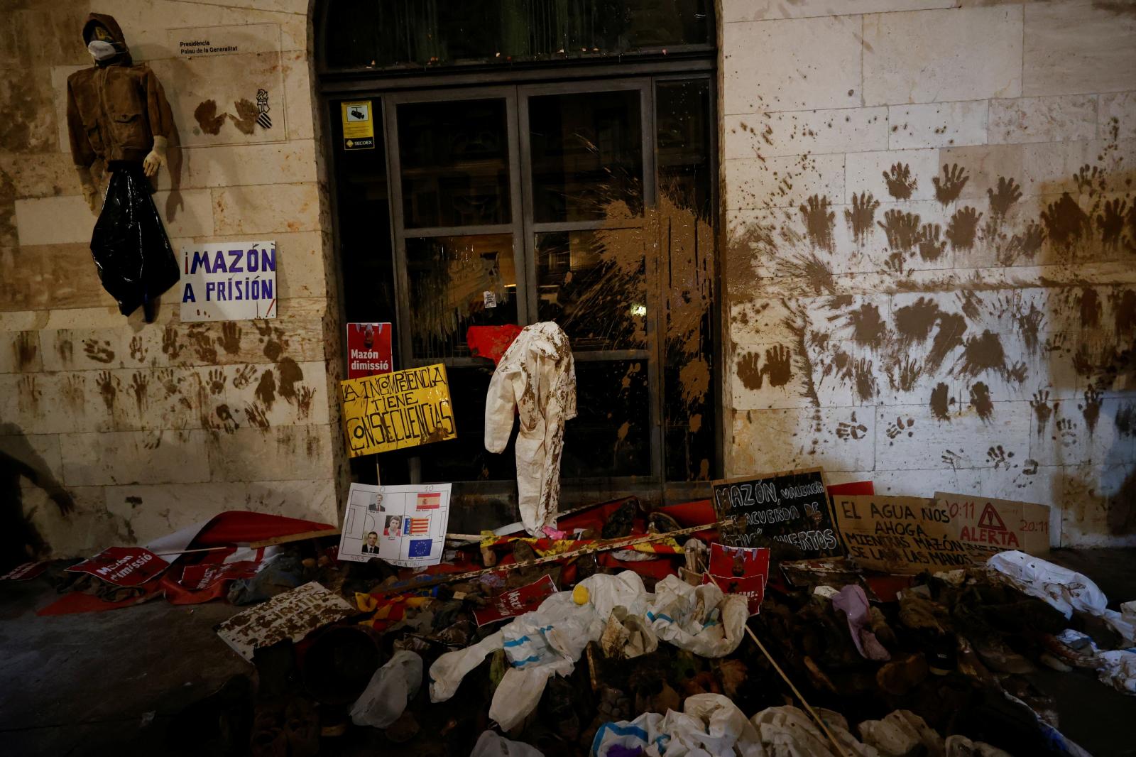 Los valencianos salen a las calles para protestar contra la gestión de la DANA, en imágenes