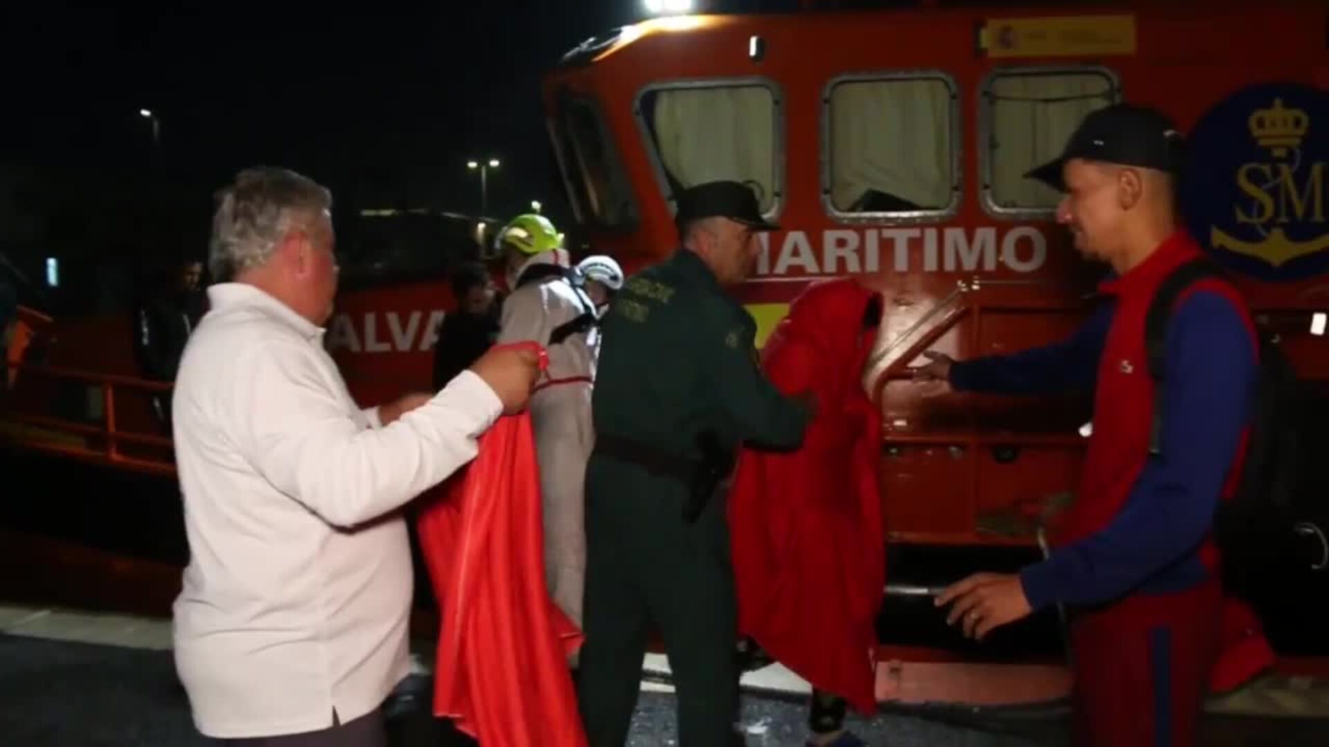 Rescatan a siete inmigrantes de una patera en la costa de Motril (Granada)