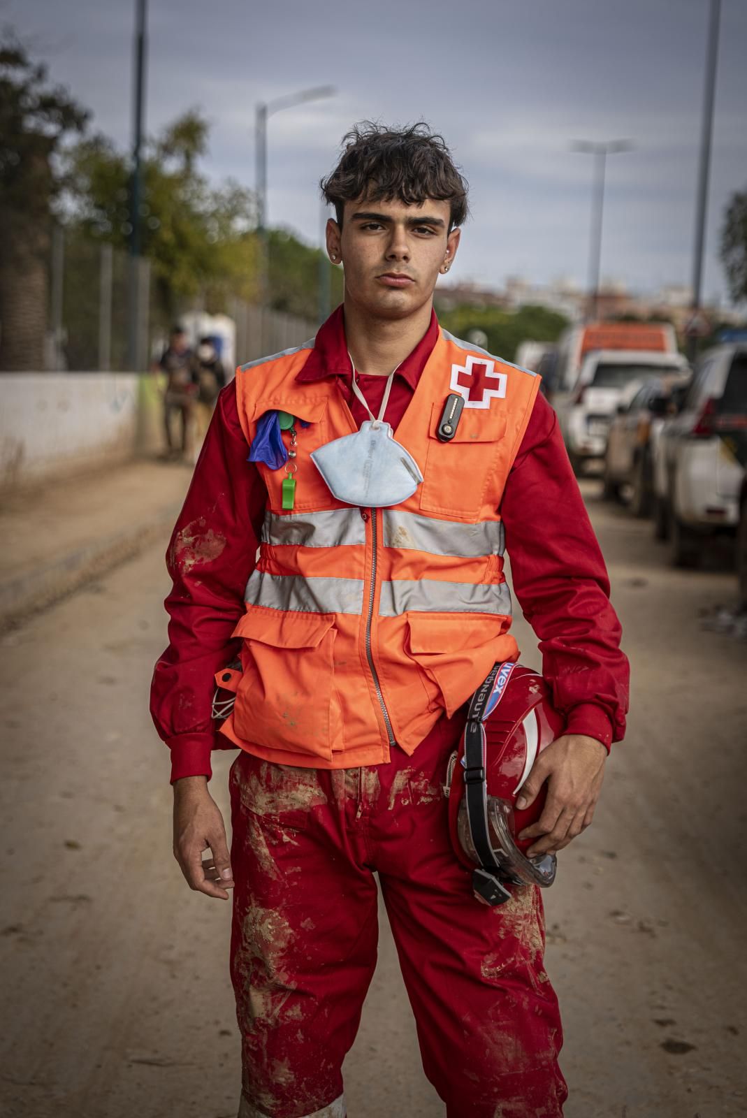 Iker José López Jiménez. Voluntario de la Cruz Roja. 18 años. Huesca. Llegó el martes y se volvió el sábado. Durante cinco días, ha sentido «mucha desolación» y «angustia» al verlo todo «destruido». Realiza labores de mantenimiento, desescombro y limpieza en las casas de los vecinos. Dice que toda la ayuda es poca y que se presta voluntario en cualquier necesidad que los vecinos de Catarroja puedan tener. «Estoy fuerte. El ánimo no puede decaer. Tengo ganas de seguir ayudando en todo lo que pueda», dice.