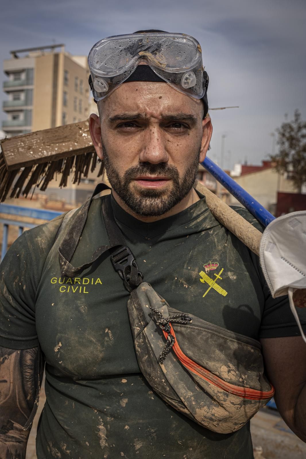 Jonathan Ávila. 34 años. Guardia Civil de Torrelaguna (Madrid). Llegó el jueves y se volverá hoy. Estando en sus días libres, se ofreció para venir a ayudar. «Esto es muy impactante, hay más mano de obra que maquinaria. La gente está entregada y eso habla fenomenal del país que tenemos». Él ha venido para ayudar a la gente a limpiar sus casas, «pero ya están todas prácticamente limpias»: «Lo pequeño ya está hecho, ahora solo falta que llegue más maquinaria».