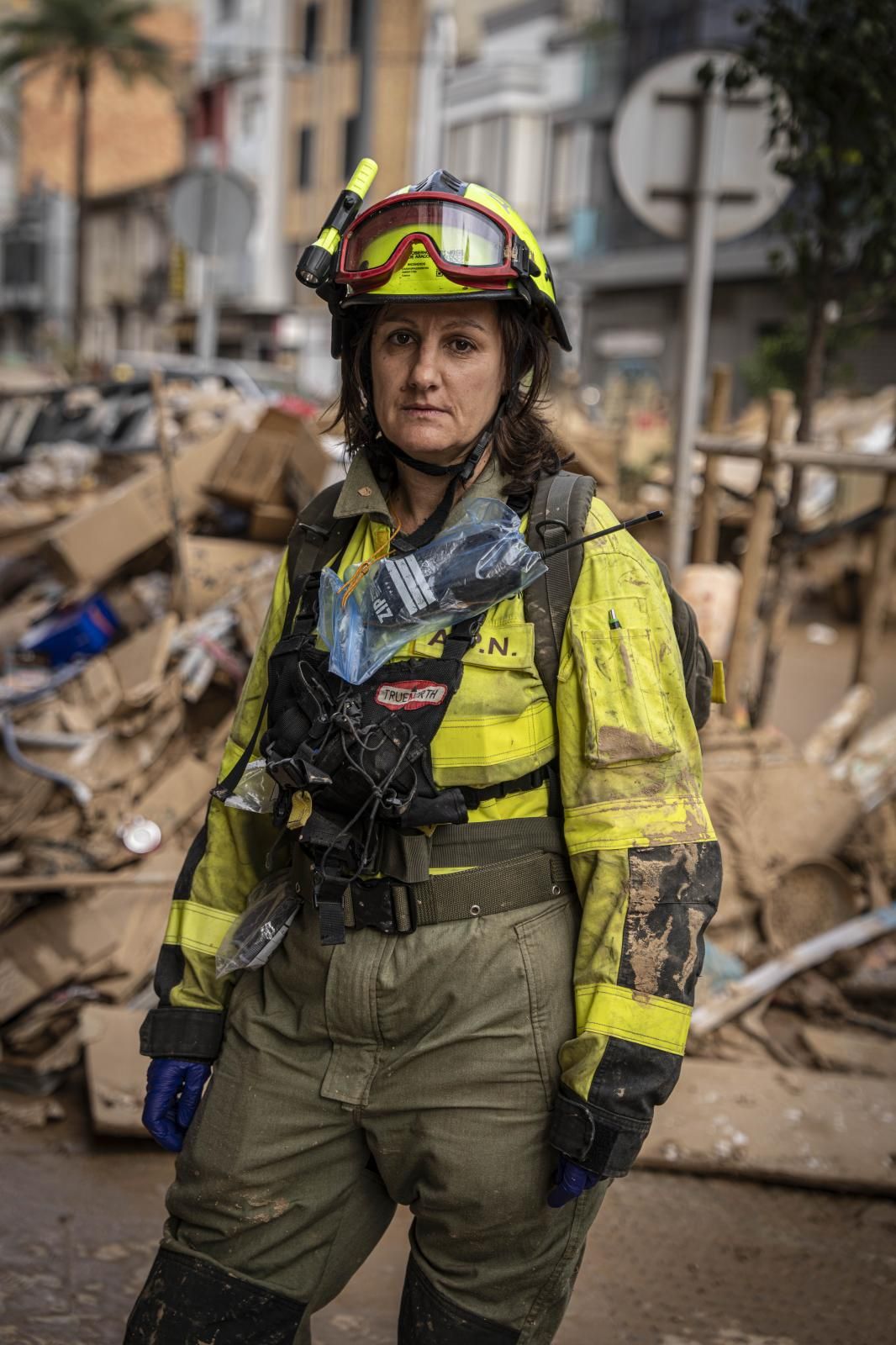 Maite Alcaine. Agente de protección de la naturaleza del Gobierno de Aragón. 46 años. Huesca. Llegó a Valencia el miércoles a las siete de la tarde y se volvió a Huesca el viernes por la noche. Se apuntó como voluntaria para venir a ayudar en cuanto supo de la emergencia por la DANA. «Cuando llegué era todo peor de lo que se ve en la televisión. Es mucho mayor la destrucción y la necesidad que hay de ayuda a la gente», afirma.