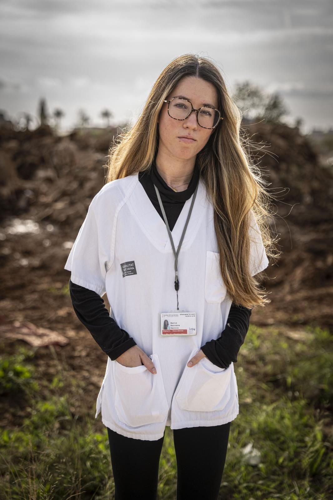 María Barrera. Médico psiquiatra. 26 años. Zaragoza. De Zaragoza pero afincada en Valencia desde hace años, el viernes fue por primera vez a Catarroja, aunque su servicio llevaba trabajando aquí toda la semana. Su misión: atender a pacientes que se han quedado sin centro de salud al que acudir tras la riada y a afectados con shocks post traumáticos por la DANA. «Ahora mismo la gente está en modo automático y bloqueada, el trastorno de estrés llegará dentro de dos semanas», explica.