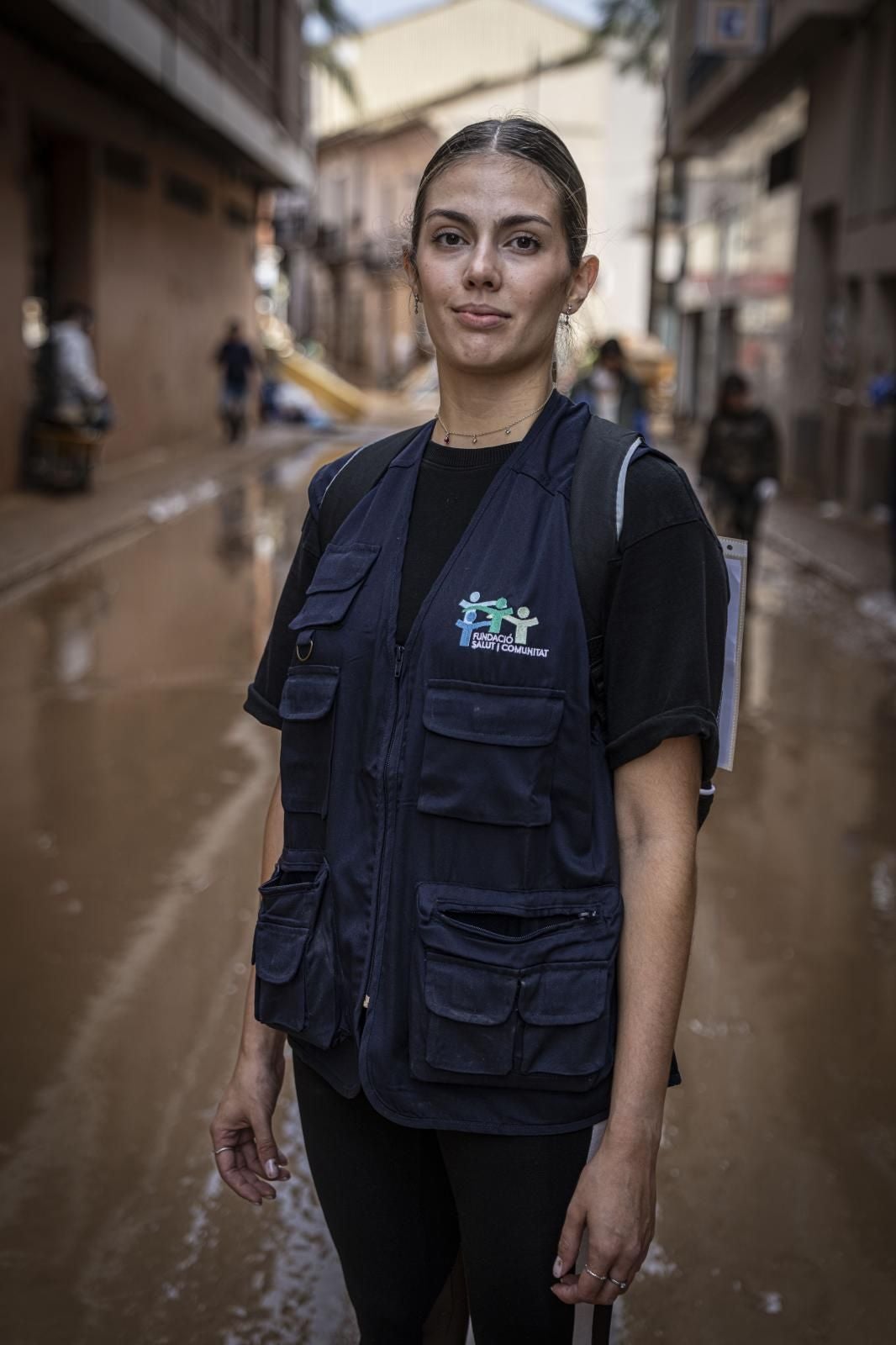 María Martínez Valls. Psicóloga y coordinadora en la Fundación Salut y Comunitat. 28 años. Castellón. Lleva un cartel colgado en la mochila donde se presenta como psicóloga: «Si quieres hablar, dímelo». El viernes repartió cajas con pañales, ropa de bebé, material sanitario y de curas y rastrillos que había recogido en Castellón. «No hay suficiente gente ni recursos para que esto acabe pronto», admite, al tiempo que reconoce que siente «angustia»: «Si yo estoy así, no puedo imaginar cómo están aquí».