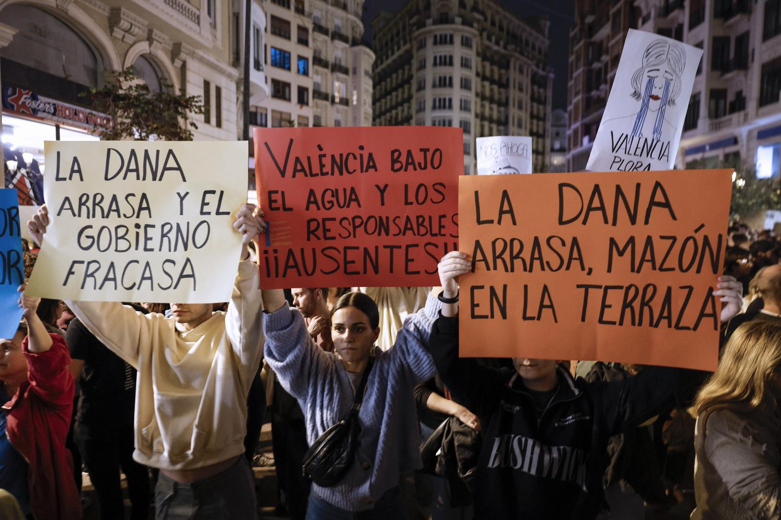 Los valencianos salen a las calles para protestar contra la gestión de la DANA, en imágenes