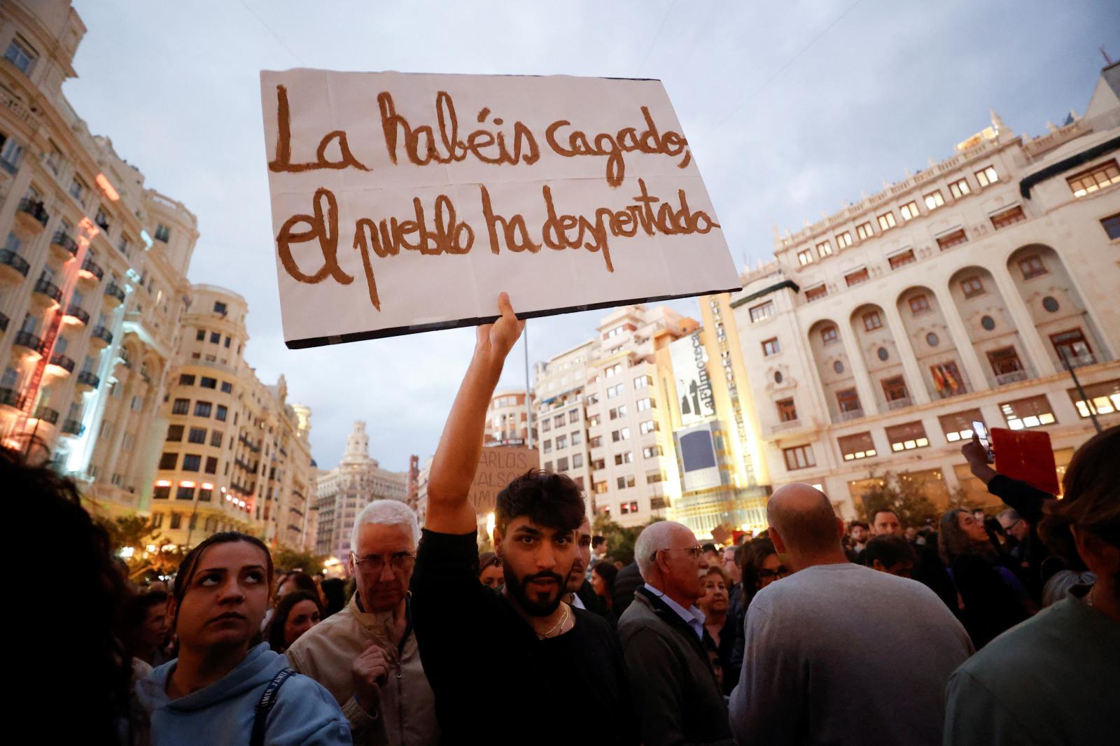 Los valencianos salen a las calles para protestar contra la gestión de la DANA, en imágenes