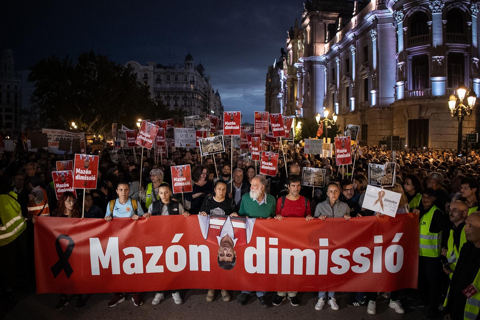 Los valencianos salen a las calles para protestar contra la gestión de la DANA, en imágenes