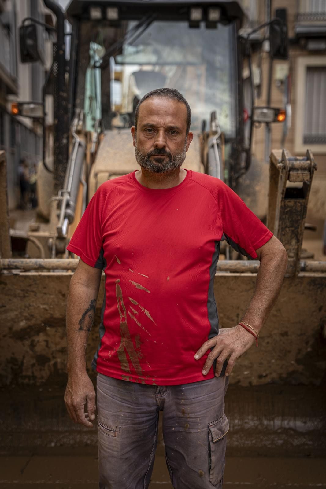 Salva Qilis Pons. Máquina excavadora. 46 años. Montarberner (Valencia). Llegó a Catarroja el domingo, «cuando esto estaba peor». La situación «ha evolucionado bastante» porque hasta ahora los enseres inservibles de las casas se acumulaban en las calles hasta alcanzar el metro y medio de altura. Este fin de semana ha venido más gente y eso imposibilita su trabajo con la pala excavadora: «La gente tiene mucha voluntad, pero sin las máquinas no hacemos nada». Reclama furgones «para poder reparar los pinchazos en las ruedas».