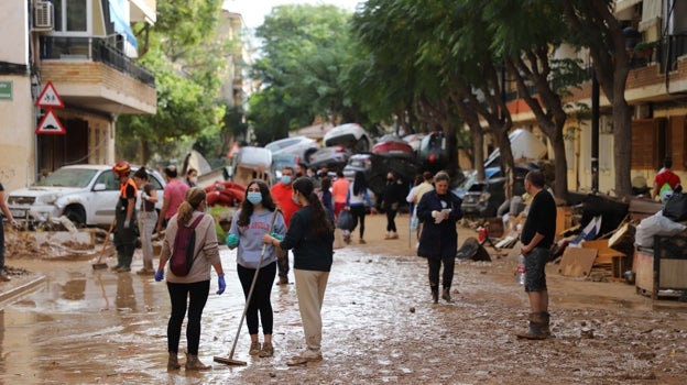 Imagen antes - La calle Alzira, del barrio Orba o Parque Alcosa, estaba llena de fango y coches arrastrados por la riada el sábado 2 de noviembre y ha sido limpiada durante esta semana