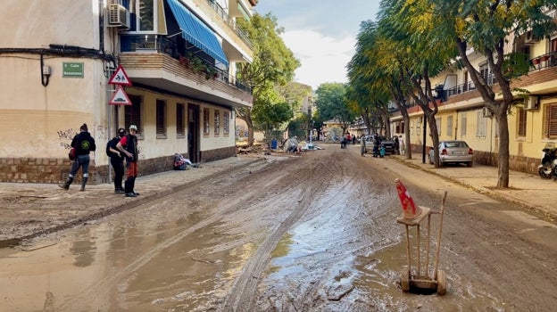 Imagen después - La calle Alzira, del barrio Orba o Parque Alcosa, estaba llena de fango y coches arrastrados por la riada el sábado 2 de noviembre y ha sido limpiada durante esta semana