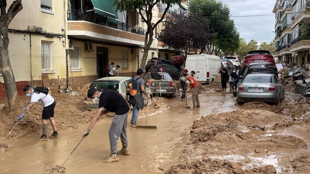 Imagen antes - La calle Masanasa, del barrio Orba o Parque Alcosa, estaba llena de fango y coches arrastrados por la riada el sábado 2 de noviembre y ha sido limpiada durante esta semana.