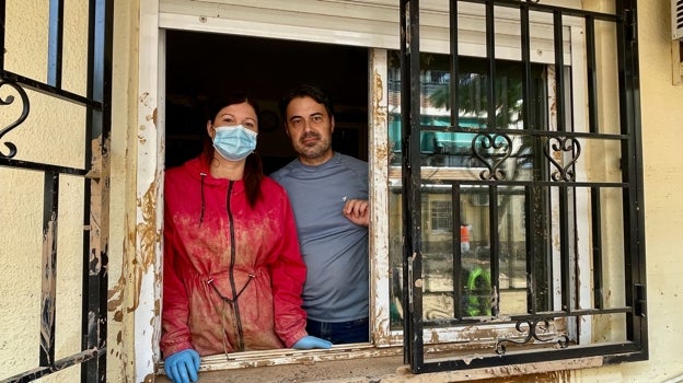 Imagen después - Sandra Bataller y Pedro Ortega, cuyo piso quedó inundado por la riada del 29 de octubre, lo estaban limpiando el sábado 2 de noviembre y, una semana después, temen dejarlo vacío y que sea 'okupado'.