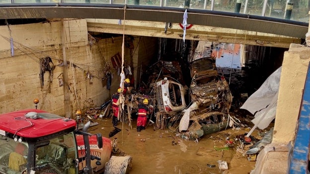 Imagen antes - En el túnel entre Benetúser y Alfafar había una montaña de coches atrapados por la riada el 2 de noviembre. Aunque ha sido limpiado una semana después, todavía queda agua por retirar.