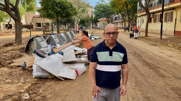 Imagen después - Moisés Pitarch, el 2 de noviembre en su calle del Barrio Orba o Parque Alcosa, cuando estaba cortada por una montaña de coches arrastrados por la riada, y una semana después, tras la retirada de los vehículos y del fango.