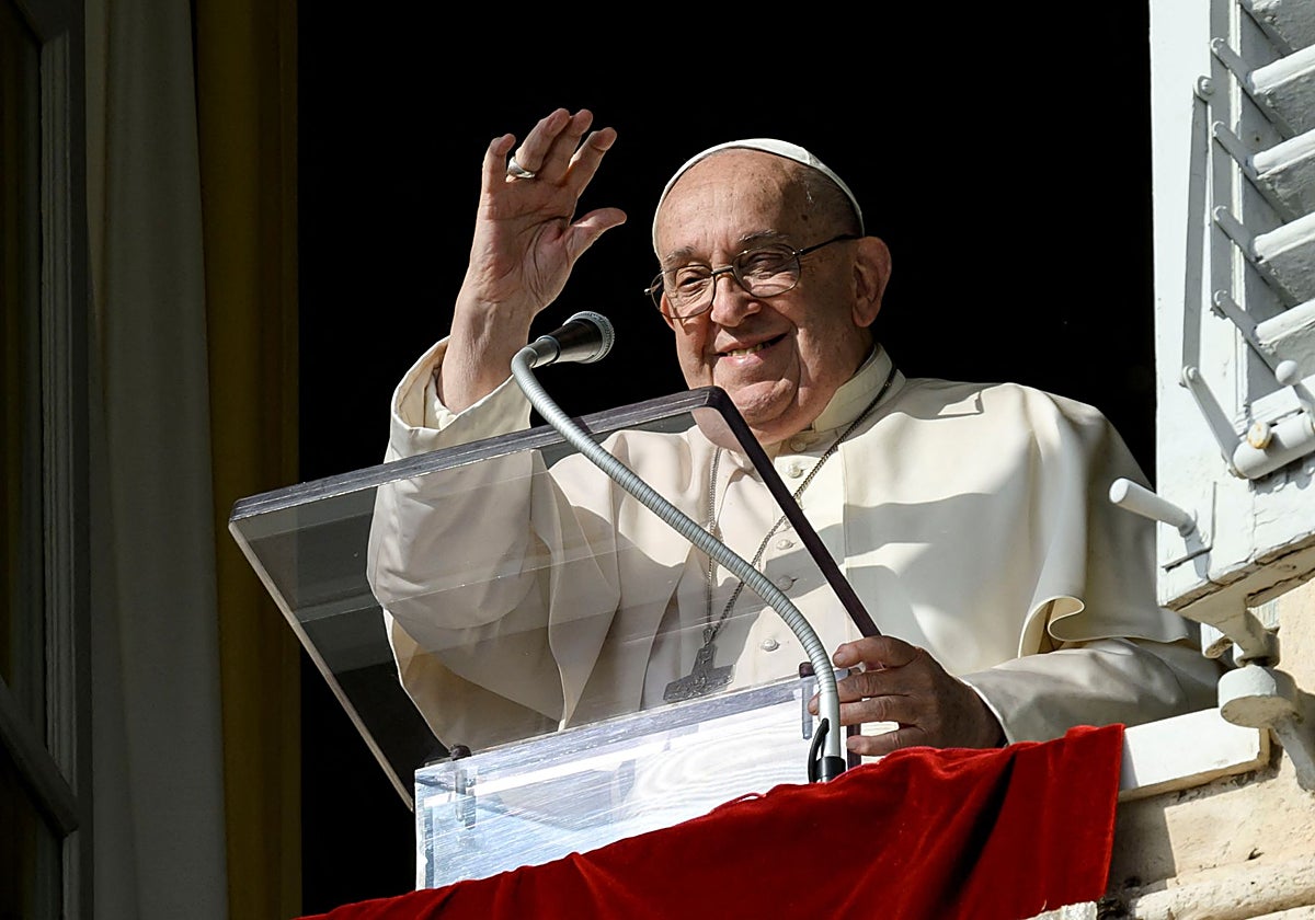 El Papa, durante el rezo del ángelus este domingo en el Vaticano