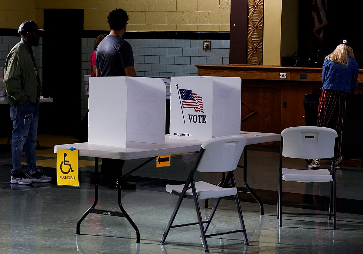 Ciudadanos estadounidenses acuden a votar a una iglesia en las últimas elecciones