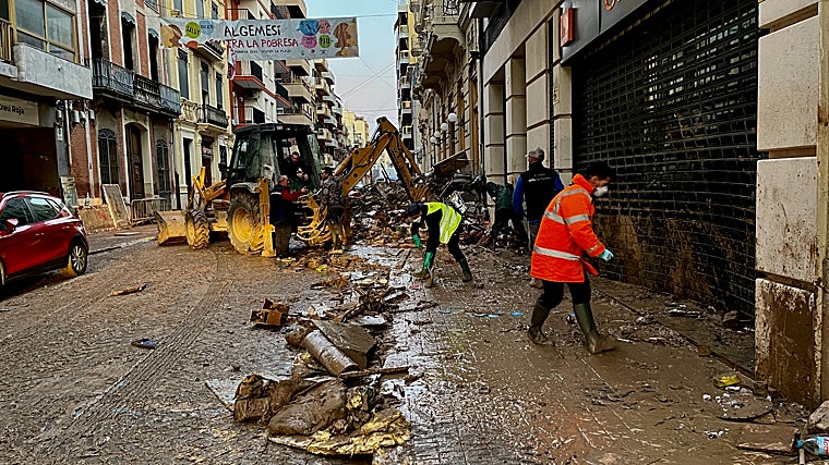 Las calles de Algemesí están llenas de escombros por la riada y de voluntarios que han acudido en masa para retirarlos