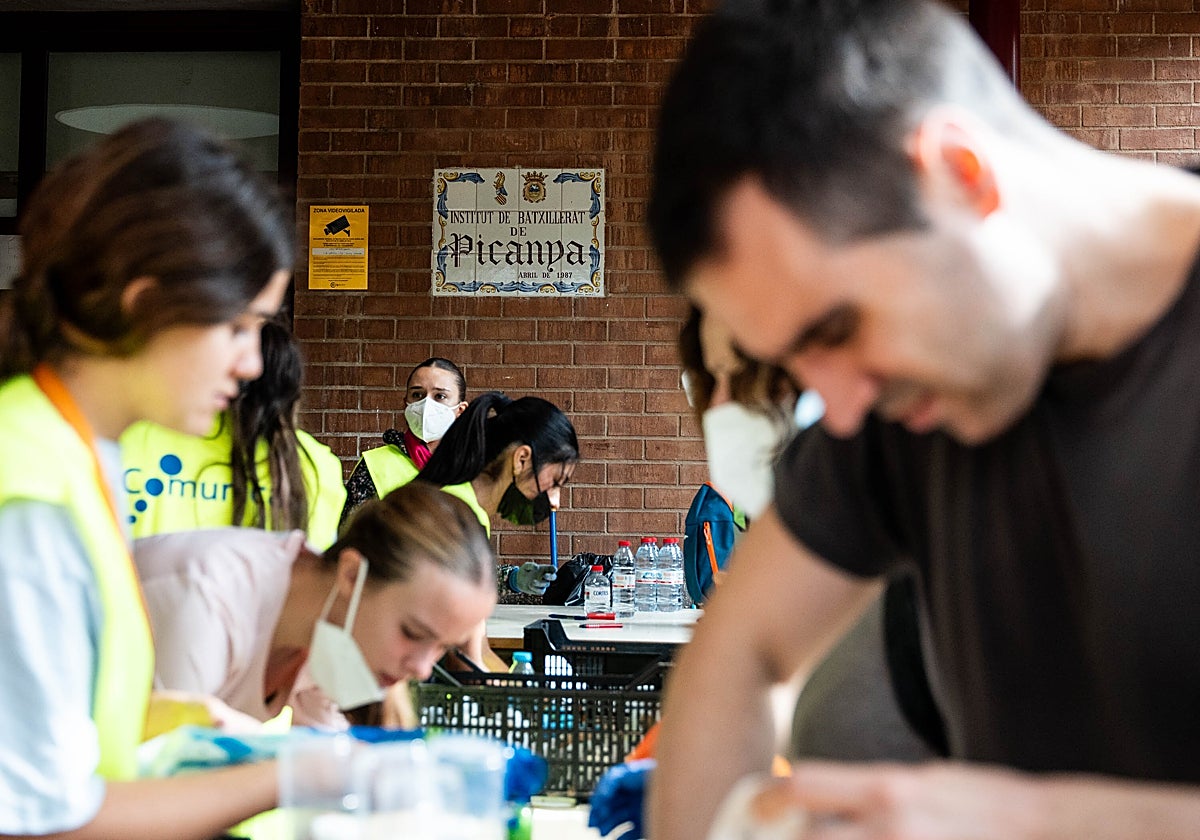 IES de Picaña, convertido en un almacén de recopilación de alimentos para los afectados por la DANA