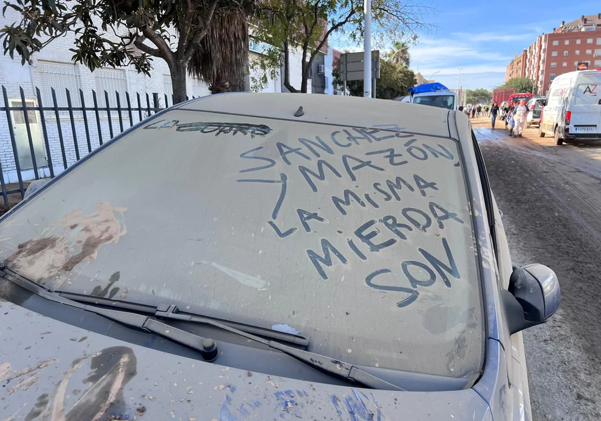 Un coche en Valencia reza «Sánchez y Mazón, la misma mierda son»