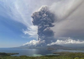 La isla de Bali, incomunicada, tras la erupción de un volcán que ha dejado nueve muertos