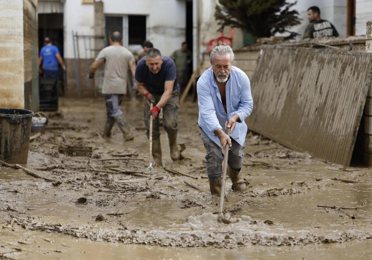 Labores de limpieza en la localidad malagueña de Benamargosa, este jueves, tras las fuertes lluvias