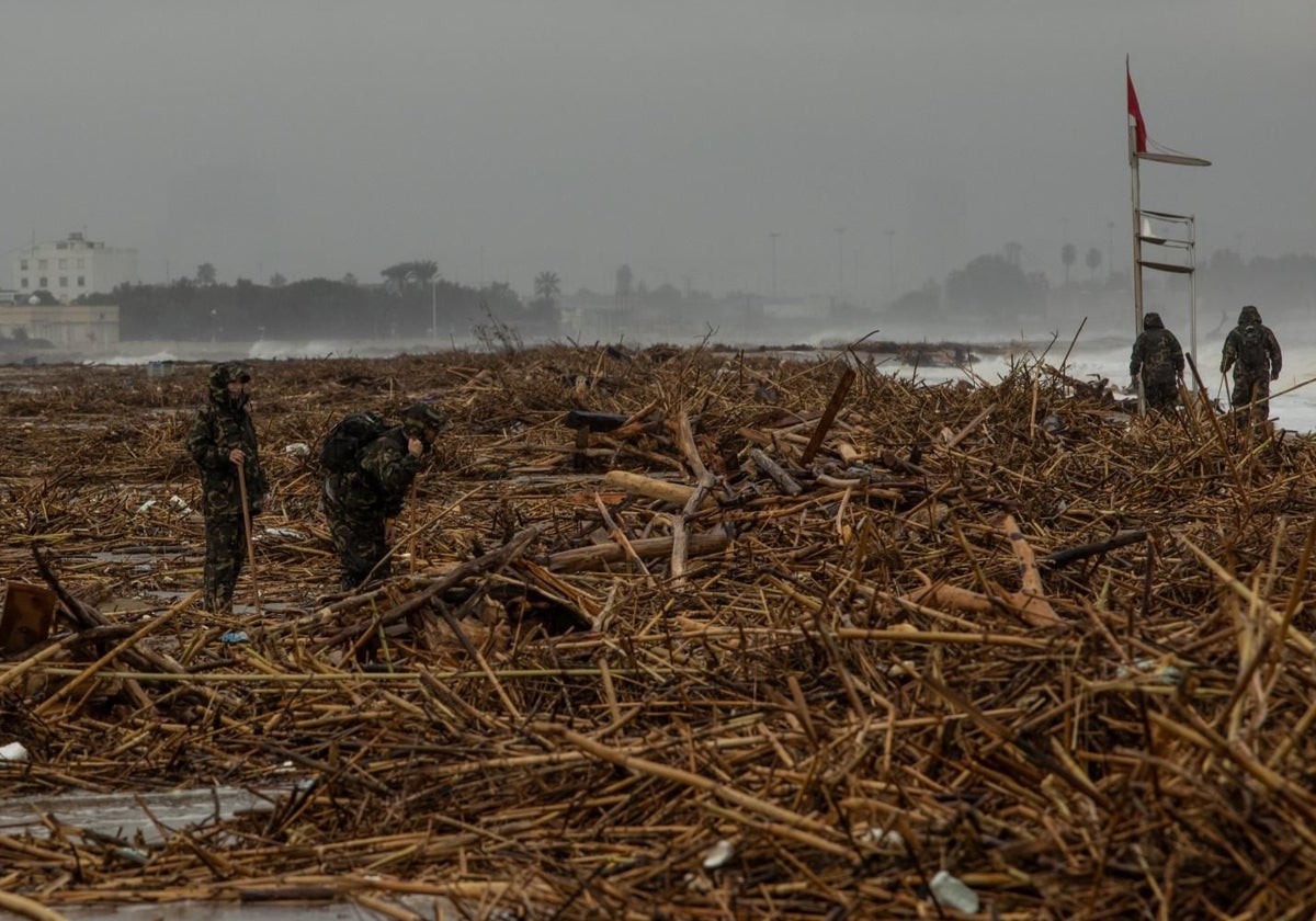 Militares patrullando ayer en la playa valenciana de L'Arbre del Gos