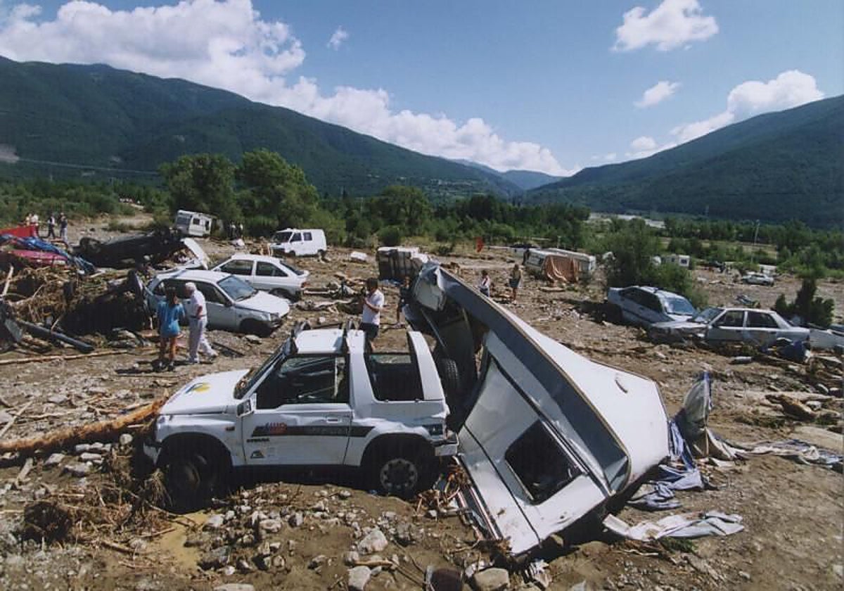Varios vehículos destrozados tras la inundación del camping de Biescas (Huesca) en agosto de 1996