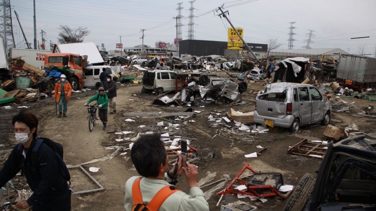 Montañas de coches destrozados se apilaban en el puerto de Shiogama, a las afueras de Sendai, tras el tsunami de Japón el 11 de marzo de 2011. Una imagen que recuerda a la devastación causada por la riada de Valencia