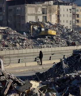 Imagen secundaria 2 - El terremoto en la provincia china de Sichuan dejó casi 90.000 muertos en mayo de 2008 (imagen superior). En noviembre de 2013, el tifón Yolanda (Haiyan) causó 6.300 víctimas mortales en la isla filipina de Leyte (arriba a la izquierda). Por último, un doble seísmo de magnitud 7,8 se cobró 53.000 vidas en Turquía y otras 8.000 en Siria en febrero del año pasado (arriba a la derecha) 