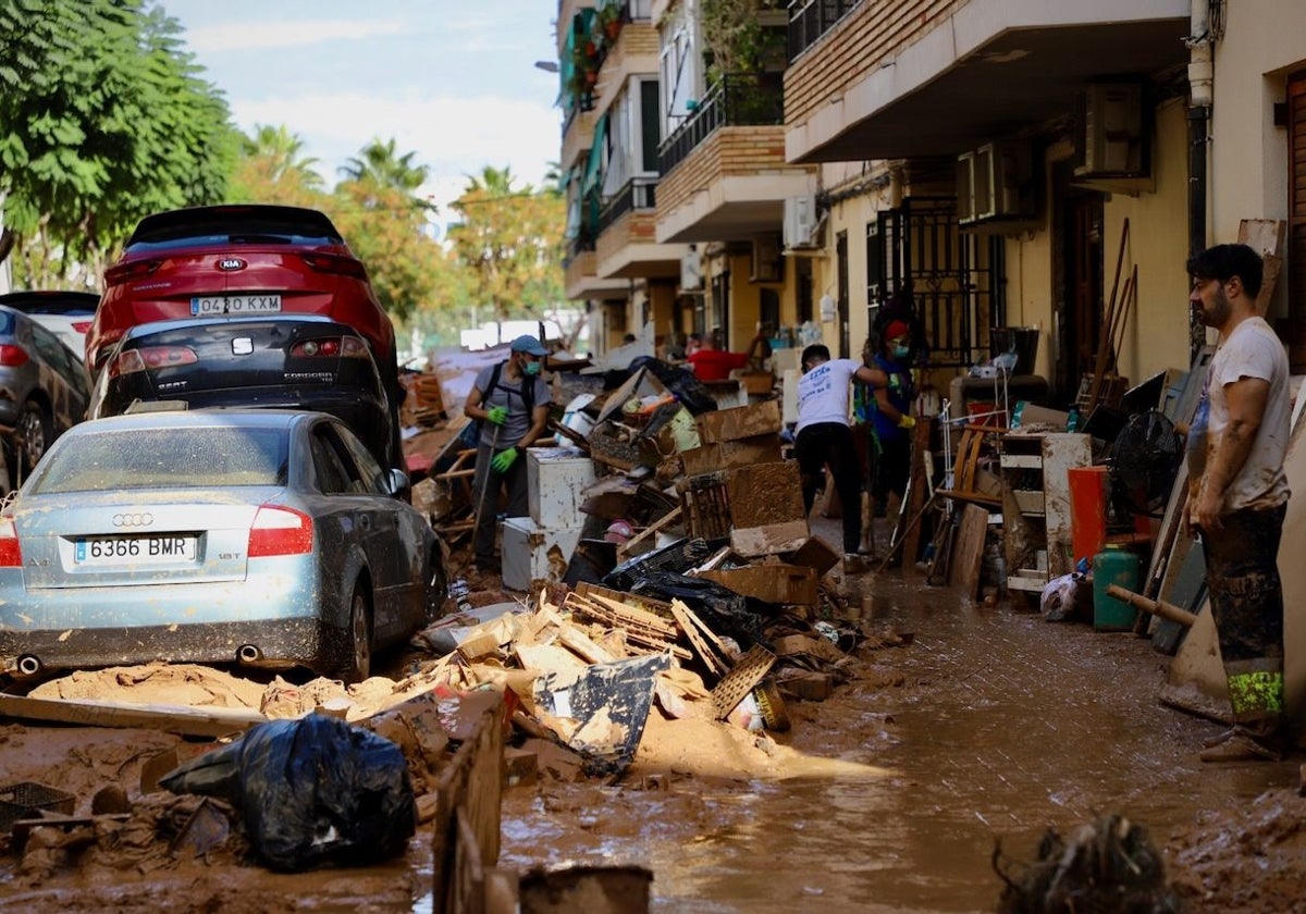 Con la fuerza de un tsunami, la riada arrastró los coches en las 'zonas cero' de esta catástrofe, como el barrio Orba o Parque Alcosa de Alfafar