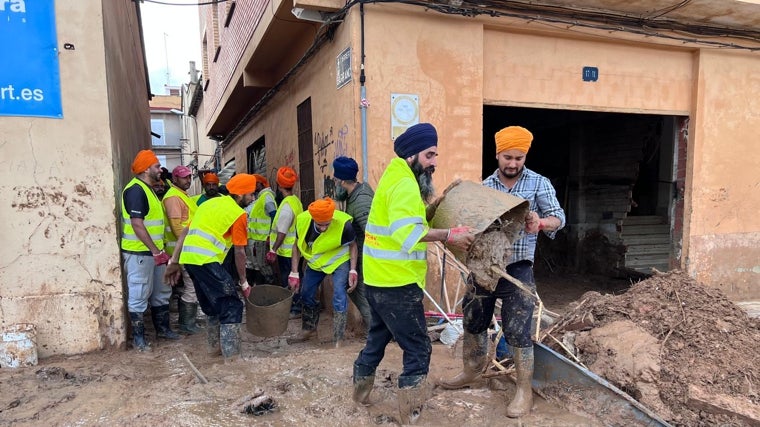 Prince (en primer plano y con turbante azul) coordina la cuadrilla de voluntarios