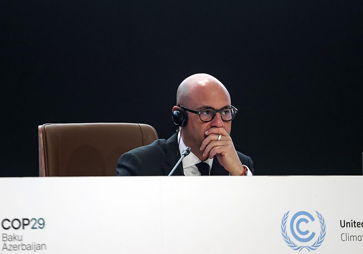 El secretario ejecutivo de ONU Cambio Climático, Simon Stiell, asiste a una sesión plenaria de la Conferencia de las Naciones Unidas sobre el Cambio Climático COP29 en Bakú