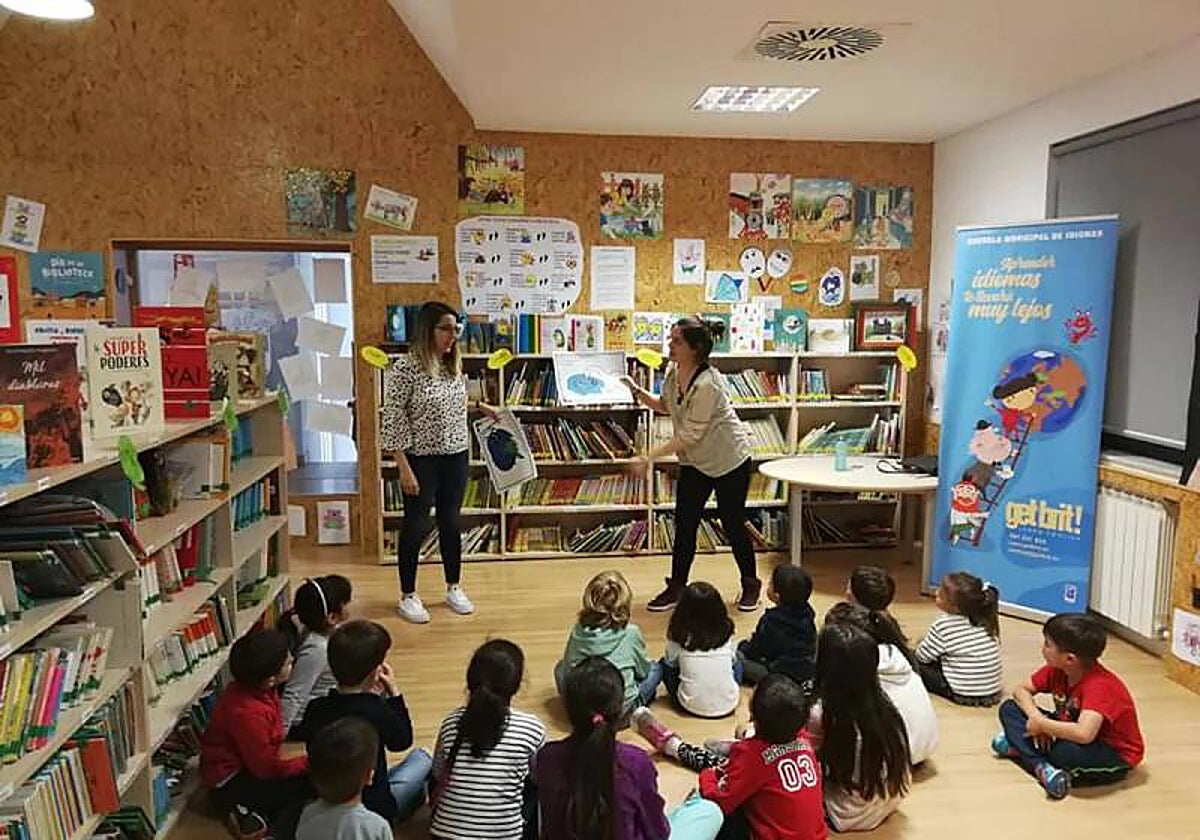 Niños en una clase de inglés