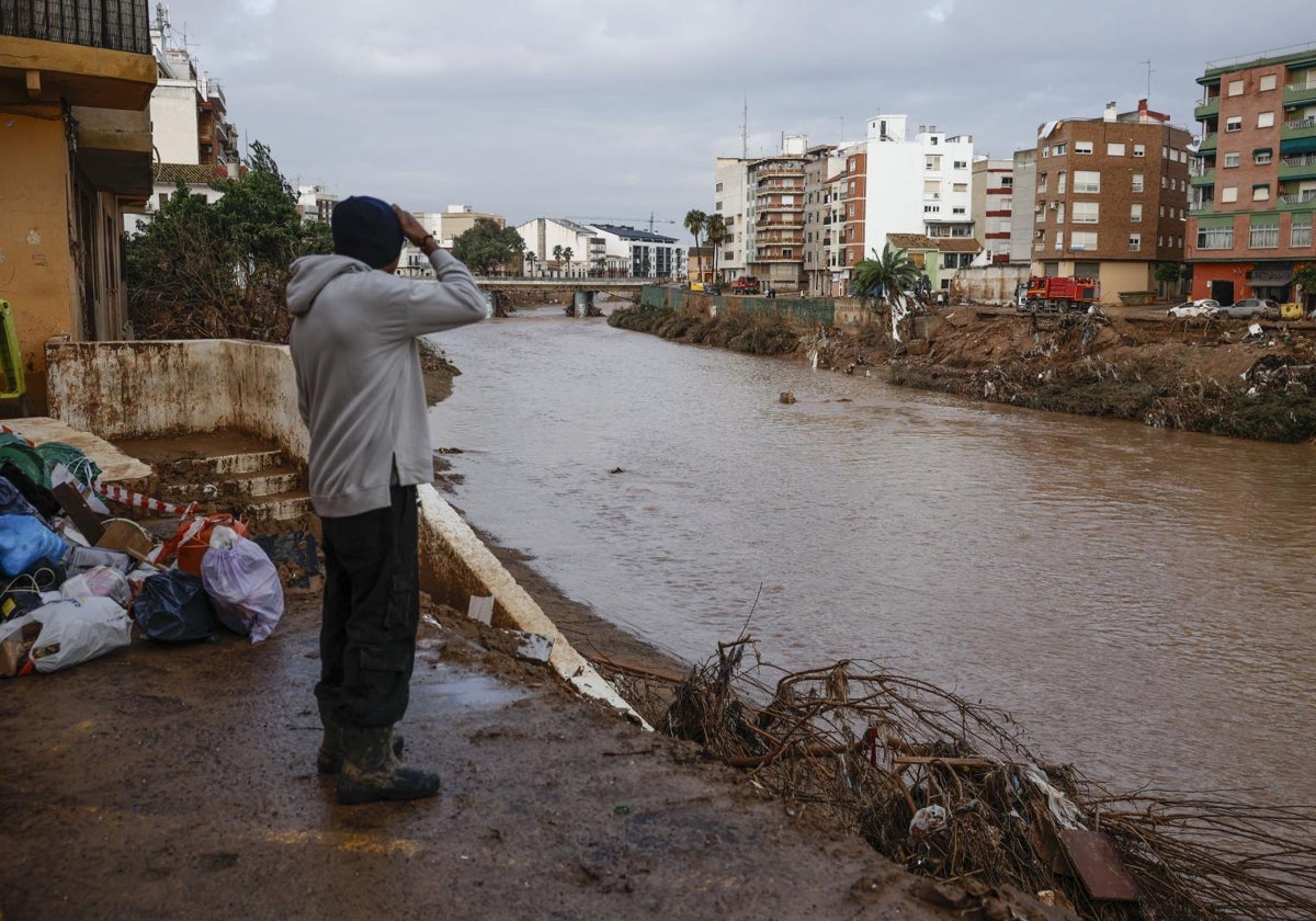 Un hombre mira el barranco del Poyo, en Valencia